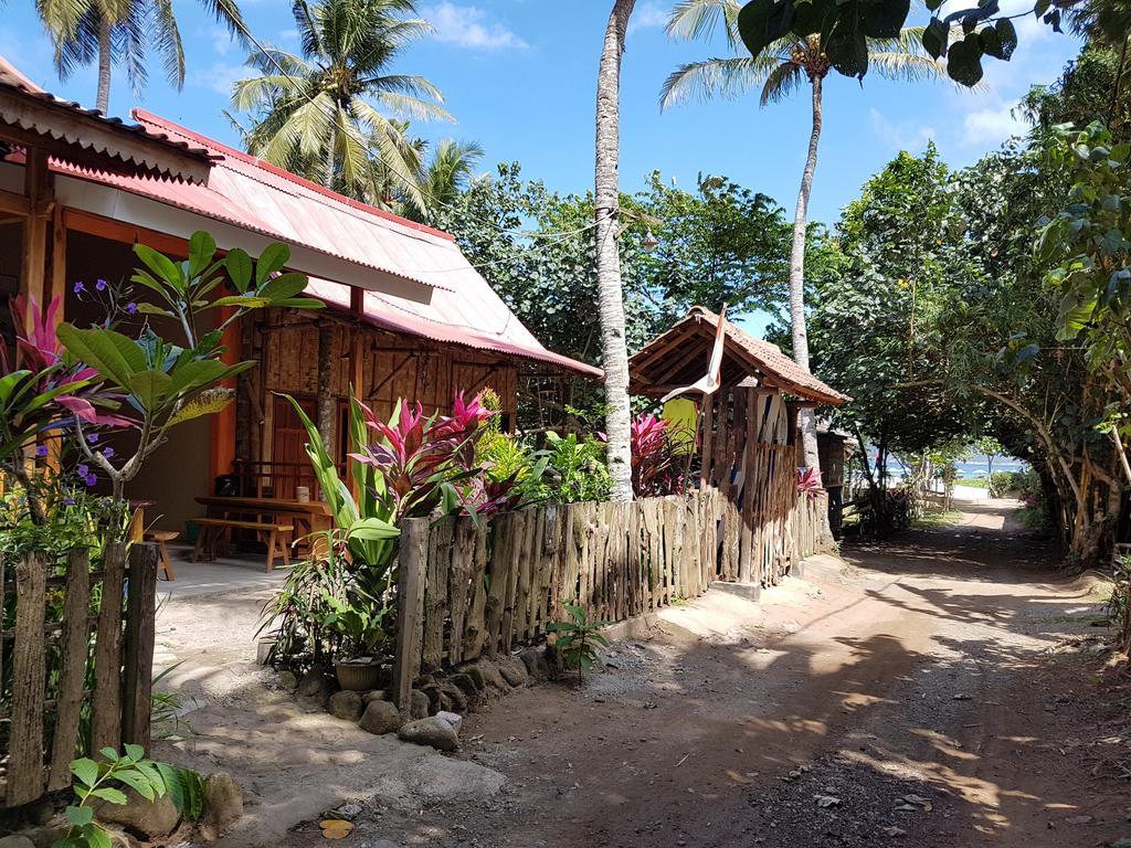 Red Island Bungalows Pasanggaran Exterior photo